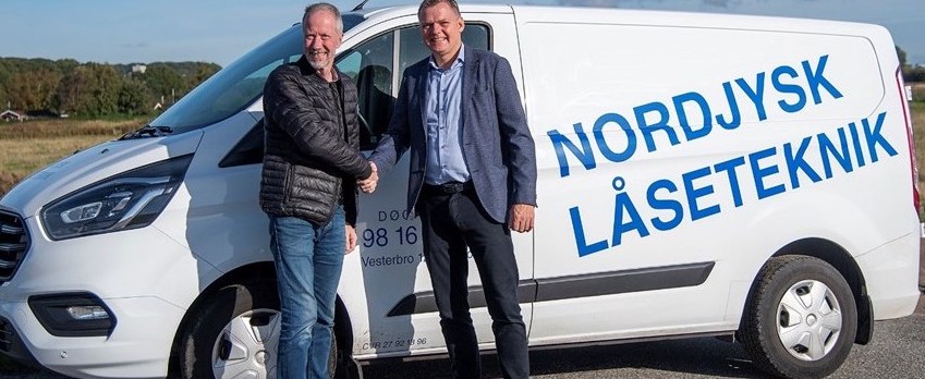 John Berg (till vänster i bild)har sålt NordJjyske Låsebolaget till Proserobolaget Actas där Jørgen B. Kronborg är vd.