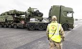 Deployeringen er en stor logistisk opgave. Trænregimentet står for en stor del af den tunge transport, Joint Movement and Transportation Organization står for koordinationen og Hjemmeværnet står for sikkerheden. Foto: Niels Porsbøl / Forsvaret 
