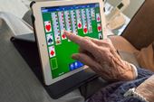Næsten en tredjedel (30%) af de unge undgår helt at købe teknologigaver til ældre familiemedlemmer, fordi de ved, at de senere vil stå med ansvaret for at få det til at virke og sætte det rigtigt op. Foto: Pixabay