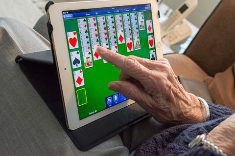 Næsten en tredjedel (30%) af de unge undgår helt at købe teknologigaver til ældre familiemedlemmer, fordi de ved, at de senere vil stå med ansvaret for at få det til at virke og sætte det rigtigt op. Foto: Pixabay