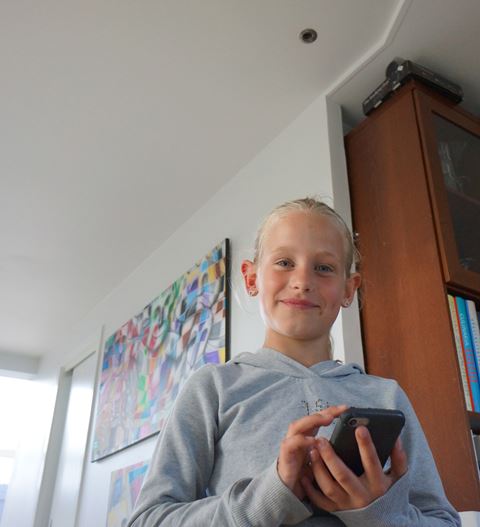 Katrine Sander er 8 år og betjener selv sikkerhedstågen på app’en, når hun kommer hjem fra skole. Tågekanonen er monteret skjult på loftet, så sikkerhedstågen ved indbrud fylder rummet gennem hullet over Katrines hoved.