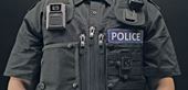 Axis' nye kropsbårne kamera, Axis W100 Body Worn Camera, leverer video op til 1080p ved 30 billeder i sekundet og lyd via to mikrofoner.