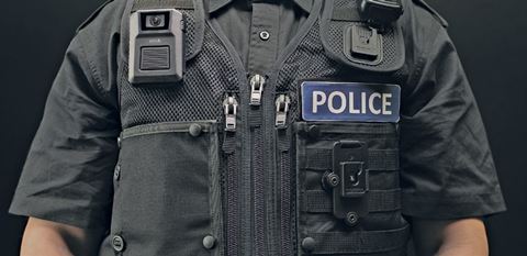 Axis' nye kropsbårne kamera, Axis W100 Body Worn Camera, leverer video op til 1080p ved 30 billeder i sekundet og lyd via to mikrofoner.