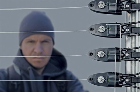 Övervakade pulsstängsel avskräcker och upptäcker inkräktare. Med funktionen Adaptive Thresholds kan de också anpassa sig dynamiskt till förändringar i miljön som orsakar fluktuationer i spänningen på stängslet runt perimetern och därmed reducera falsklarmsrisken utan att minska känsligheten.