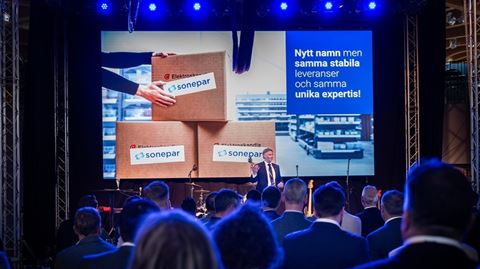 Anders Nordlöw, vd för Sonepar Nordic på scenen vid namnbytes-ceremonin på World of Volvo.