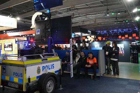 Nätpatrullering innebär att poliser rör sig på internet för att förebygga brott, svara på frågor och stärka tryggheten online. Nätpatrullering innebär att poliser rör sig på internet för att förebygga brott, svara på frågor och stärka tryggheten online.