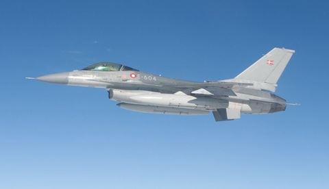 Danske F-16-fly har været på mange internationale missioner. Her er et fly på vej mod Kirgistan og Afghanistan i 2002. 