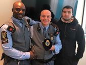Glade vagter med prisen fra politiet.
