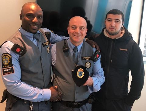 Glade vagter med prisen fra politiet.