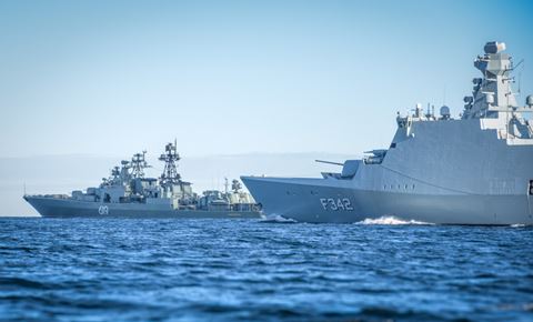 Fregatten Esbern Snare (th) og den russiske destroyer Severomorsk (tv). Foto: Forsvaret 