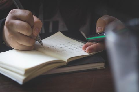 Regeringen ger Skolverket, Brå och Socialstyrelsen ett gemensamt uppdrag att ta fram ett sammanhållet, behovsanpassat och praktiknära kunskaps- och metodstöd för brottsförebyggande arbete i skolväsendet. Regeringen ger Skolverket, Brå och Socialstyrelsen ett gemensamt uppdrag att ta fram ett sammanhållet, behovsanpassat och praktiknära kunskaps- och metodstöd för brottsförebyggande arbete i skolväsendet.