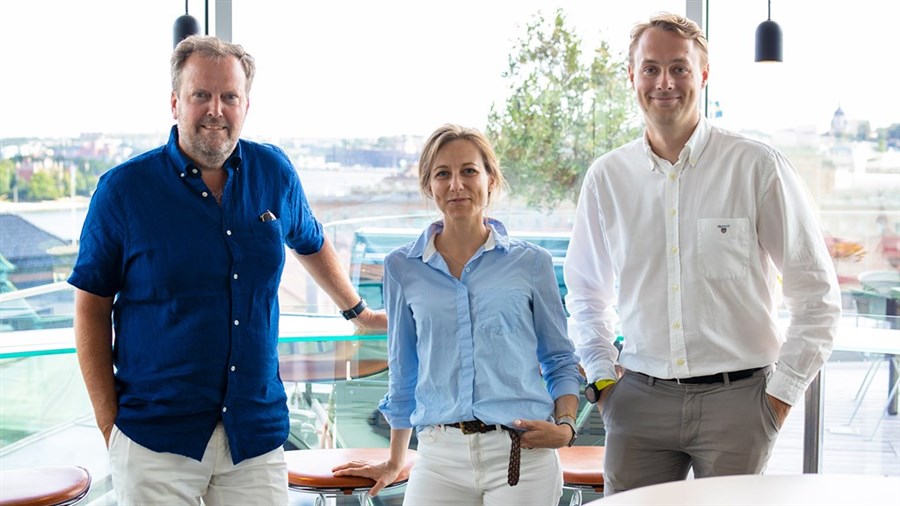 Nu är förvärvet genomfört. Mimmi Hedelin, Investment Director, Nalka, flankerad av Certegos Sverigechef Trespektive koncernchef Tobias Eriksson och Lars Nilsson.