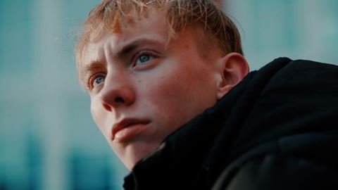 18-årige Louis blev uforvarende et kriminelt muldyr, da han sidste år hjalp to unge mænd om at hæve penge til en taxa. Foto: Det Kriminalpræventive Råd 