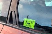 Det ny klistermærke, der skal overbevise en tyv om, at bilen allerede er tømt for værdier. Foto: Politiet.