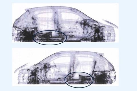 Billede: Det viste sig at være en klog beslutning, da Midt- og Vestjyllands Politi valgte at få scannet den lille Renault. Scanningen åbenbarede nemlig et stort hulrum under bilens bagsæde.   