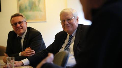 Erhvervsministeren sammen med Bjarne Hastrup på  en af Ældre Sagens it-caféer på Frederiksberg, hvor de hørte fra de it-frivillige, hvilke oplevelser ældre har med digital svindel.