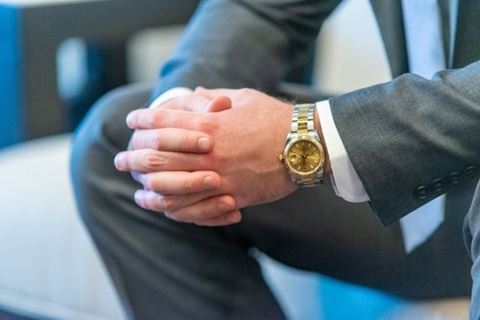 Det var udvalgte personer med bopæl i Danmark, som af indehaveren fik lov til at købe dyre Rolex-ure uden at afregne moms.
