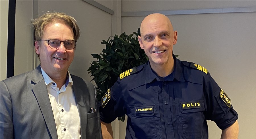 Årets första SNOS-möte avslutades med att tankesmedjans generalsekreterare Lennart Alexandrie presenterade polismästaren och underrättelsechefen Jale Poljarevius, som under en timme gav sin osminkade lägesbild av gängkriminaliteten i Sverige och hur den bör bekämpas. Foto: Deniz Baykal