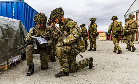 Soldater fra XIII Lette Infanteribataljon i gang med at gøre sig bekendte med deres omgivelser ved Kangerlussuaq i Grønland. Foto: Rebekka Gimm / Forsvaret