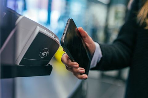 Bland unga mellan 18 och 24 år har åtta av tio aktiverat möjligheten att betala med kort i mobilen, medan motsvarande andel i de äldsta åldersgrupperna ligger kring tre av tio. Bland unga mellan 18 och 24 år har åtta av tio aktiverat möjligheten att betala med kort i mobilen, medan motsvarande andel i de äldsta åldersgrupperna ligger kring tre av tio.