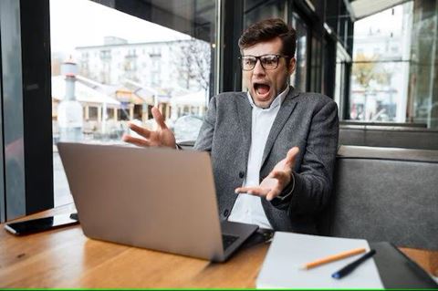 Formålet med DDoS-angreb er at overvælde internetvendte services og systemer, så brugerne ikke kan tilgå dem.