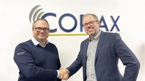 Martin Thor från Copiax och Jonas Adlergård från Johnson Controls bekräftar samarbetet med ett handslag.