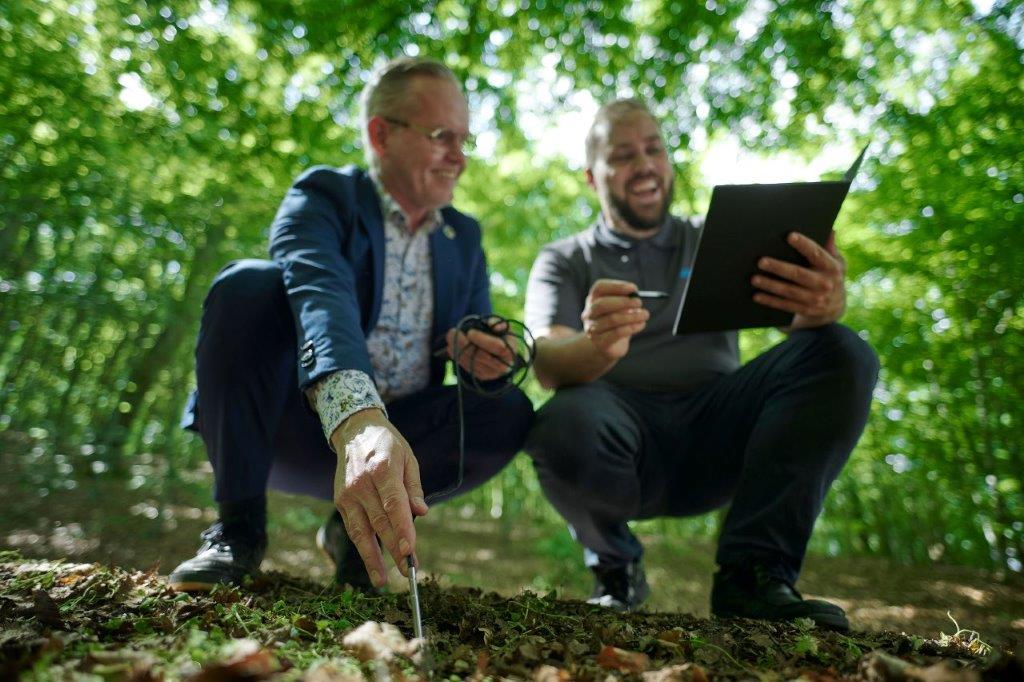 -Pas på med at snakke IoT-sikkerhed. Det kan du ikke sælge, siger Anders Qvistgaard Sørensen, der er R&D Manager hos Micro Technic (til højre i billedet). -Pas på med at snakke IoT-sikkerhed. Det kan du ikke sælge, siger Anders Qvistgaard Sørensen, der er R&D Manager hos Micro Technic (til højre i billedet).