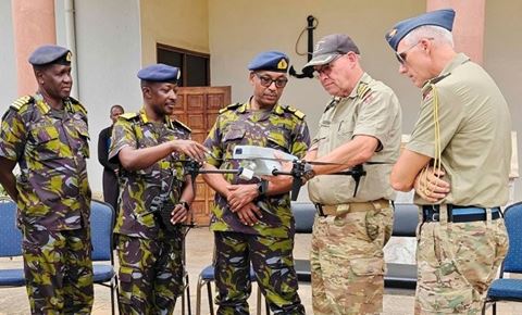 Kjeld Gaard-Frederiksen og den danske forsvarsattaché til Kenya, oberstløjtnant Lasse Sand, drøfter droner med ledelsen for Kenya Navy.
