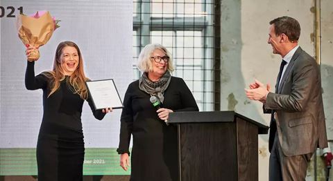 Sofie Krogsgaard og Susan Bjerregaard fra U-start modtog Den Kriminalpræventive Pris af justitsminister Nick Hækkerup. 