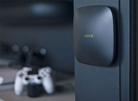Ajax har fokuserat på trådlösa larm, men i december lanserades Fibra technology – som bolaget kallar för en digital generation av larm med kabel. 