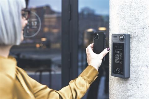 Axis IP-intercom-lösningar baseras på system med öppet interface för IP-telefonintegration och stöd för SIP. Lösningen innefattar läsare med tvåvägskommunicerande ljud och video för både inomhus- och utomhusbruk (vandal-resistent/IK10-klassad)