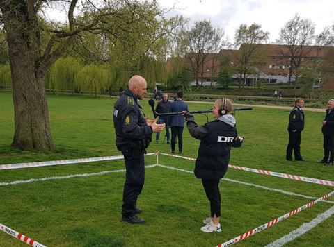 Indsatsleder Thomas Jasper taler med P4 om den visuelle vejledning. Foto Fyns Politi.