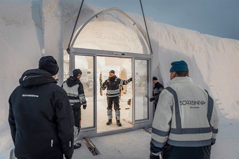 År 1999 byggde Sorrisniva Norges första ishotell, som sedan dess återuppförs varje vinter av skickliga lokala hantverkare.