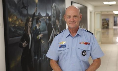 Skolechef general Max A. L. T. Nielsen ved et af de fire malerier, der hænger uden for auditoriet på NATO Defense College. Jubilæumsdagen var samtidig næstsidste dag i Max A. L. T. Nielsens tid som skolechef. Foto: Lars Skjoldan / Forsvaret Skolechef general Max A. L. T. Nielsen ved et af de fire malerier, der hænger uden for auditoriet på NATO Defense College. Jubilæumsdagen var samtidig næstsidste dag i Max A. L. T. Nielsens tid som skolechef.