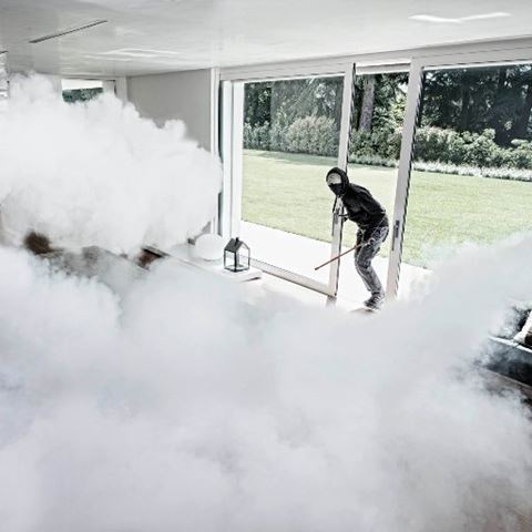 Tågesikring er en effektiv sikringsmetode. Her er det et privat hjem, der holder en indbrudstyv ude. Foto: Tågekanonproducenten Protect.