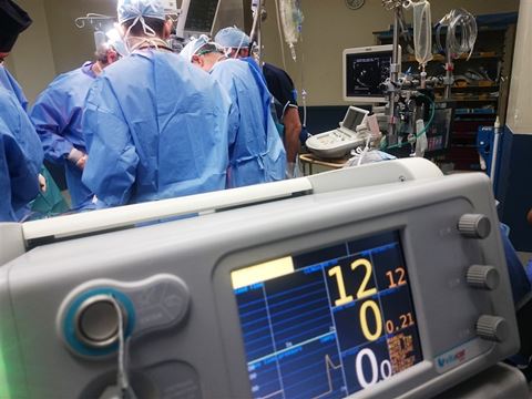 The Gentlemen tager ingen hensyn til sundhedssektoren, som lider under flere og flere angreb.