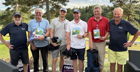 Rapid Open-finalisterna i mitten – flankerade av Rapid Säkerhets vd respektive marknadschef Mats B Adman och Ola Lindberg – från vänster: Stefan Bergren, Tom Jonsson, Tony Lagin och vinnaren Peter Sääv.