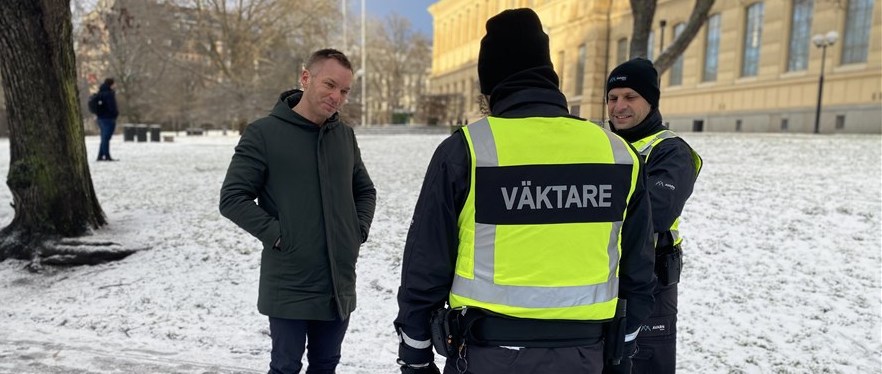 Stockholms stads trygghetsborgarråd Erik Slottner (KD) med väktare.