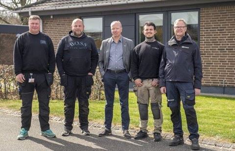Formand for Esbjerg Håndværker- og Industriforening, John Andresen, står mellem de nye sikringsvejledere, som fv er Martin Bro, Esbjerg Låseteknik, Kenneth Thomsen, Esbjerg Tømrer og Snedker, Toke Thomsen, Glarmester Lars Thomsen & Søn og Per Svenningsen fra El-installatør IBruun. Foto: Esbjerg Kommune