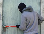 Ta med dig värdesaker hem från fritidshuset och undvik att dra för gardinerna, tipsar SSF Stöldskyddsföreningen. 