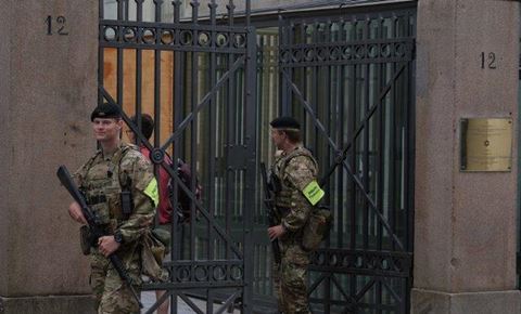 Soldater fra Den Kongelige Livgardes vagtkompagni på vagt ved Københavns Synagoge i Krystalgade i 2022. Foto: Forsvaret 