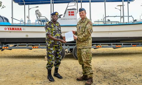 Danmarks Forsvarsattaché oberst Jens Lindvig overdrager officielt dykkerbåd til næstkommanderende for den kenyanske flåde, brigadegeneral Lawrence Gituma. Foto: Forsvaret.