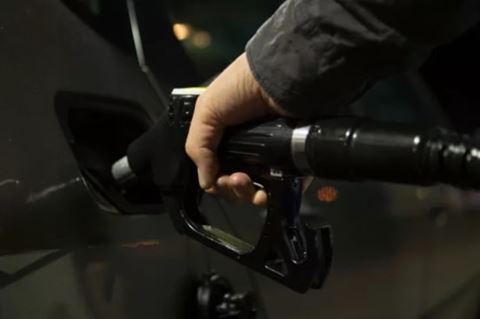 Tips och larm från uppmärksam personal på bensinstationer där unga gärningspersoner tankade bensin i petflaskor och bensindunkar, såg polisen tidigt var avgörande för att stoppa unga utförare.  Tips och larm från uppmärksam personal på bensinstationer där unga gärningspersoner tankade bensin i petflaskor och bensindunkar, såg polisen tidigt var avgörande för att stoppa unga utförare.
