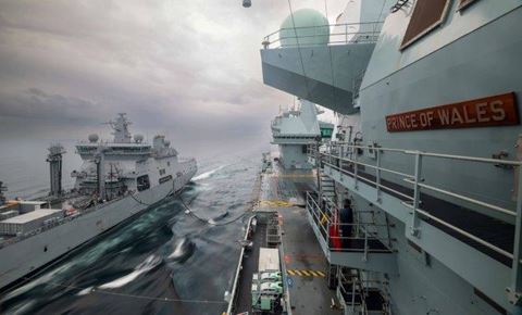 Standing NATO Maritime Group 1 under dansk ledelse har øvet med den britiske hangarskibsgruppe centreret omkring det britiske hangarskib HMS Prince of Wales. Her modtager hangarskibet brændstof til søs. Foto: Forsvaret 