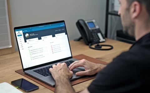 Med den molnbaserade lösningen Salto Homelok elimineras behovet av att installera programvara och uppdateringar. Administratören kommer enkelt åt att tilldela och ta bort nycklar via webben eller appen på datorn, mobiltelefonen eller surfplattan.