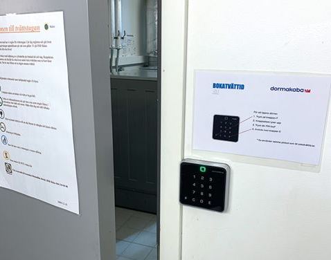Du använder samma pin-kod för att boka som att öppna dörren, och du får bara access om du har en bokning lagd.