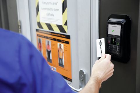 Med Command Centre-passersystemet kan individers behörighet verifieras inklusive kontroll av personens utbildning eller certifiering, om så krävs för att tillträde till ett rum eller ett område ska medges.