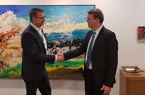 Thomas Jul (tv), landechef og CEO for Issuer & eSecurity services i Nets, og bankdirektør Peter Schleidt fra Jyske Bank.