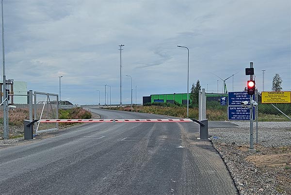 Hamnens yttre omkrets har fyra fordonsportar och två accesspunkter för fotgängare, som hanteras med passersystemet Visy Access Gate. Hamnens yttre omkrets har fyra fordonsportar och två accesspunkter för fotgängare, som hanteras med passersystemet Visy Access Gate.
