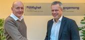 Lars Pedersen, Europe LenelS2, och Anders Geeber, Nokas Teknik bekräftar med ett handslag samarbetet.